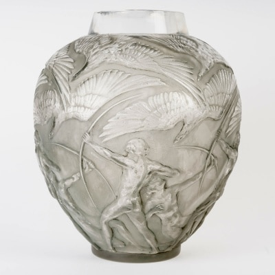 Vase "Archers" verre blanc patiné gris de René LALIQUE