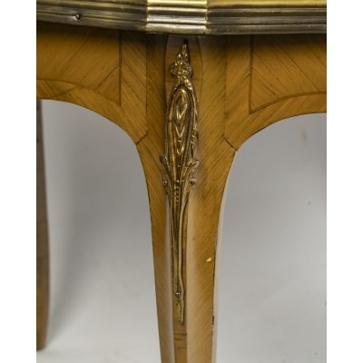 Table basse ovale en marqueterie florale sous verre