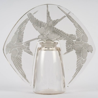Flacon à Parfum "Bouchon Trois Hirondelles" verre blanc patiné gris de René LALIQUE