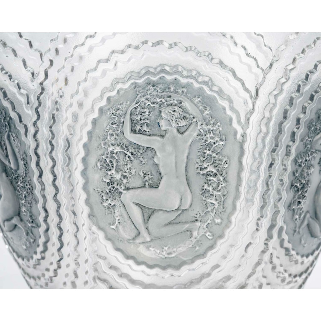 Vase « Dryades » verre blanc patiné bleu de René LALIQUE 4