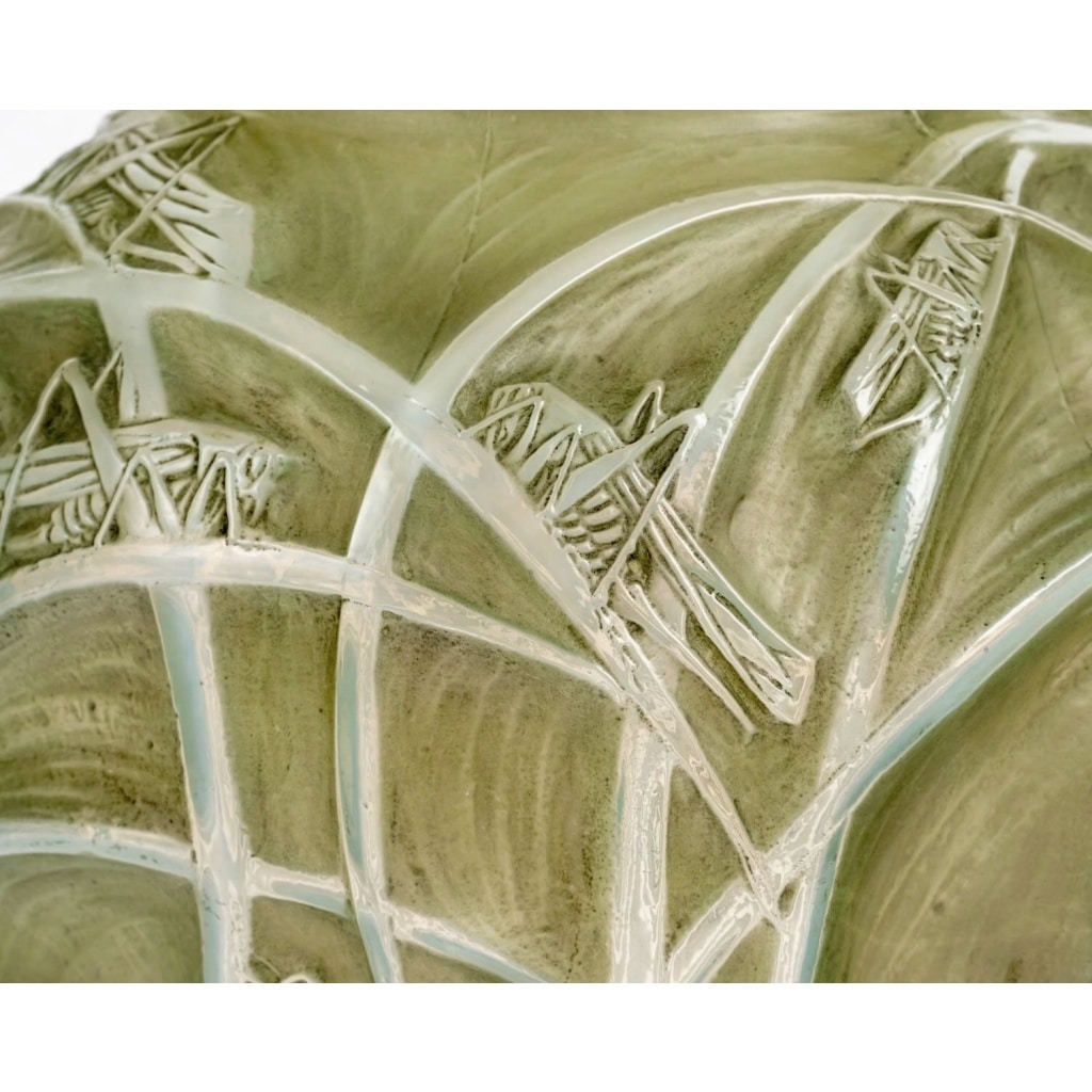 Vase « Sauterelles » verre opalescent patiné vert de René LALIQUE 6