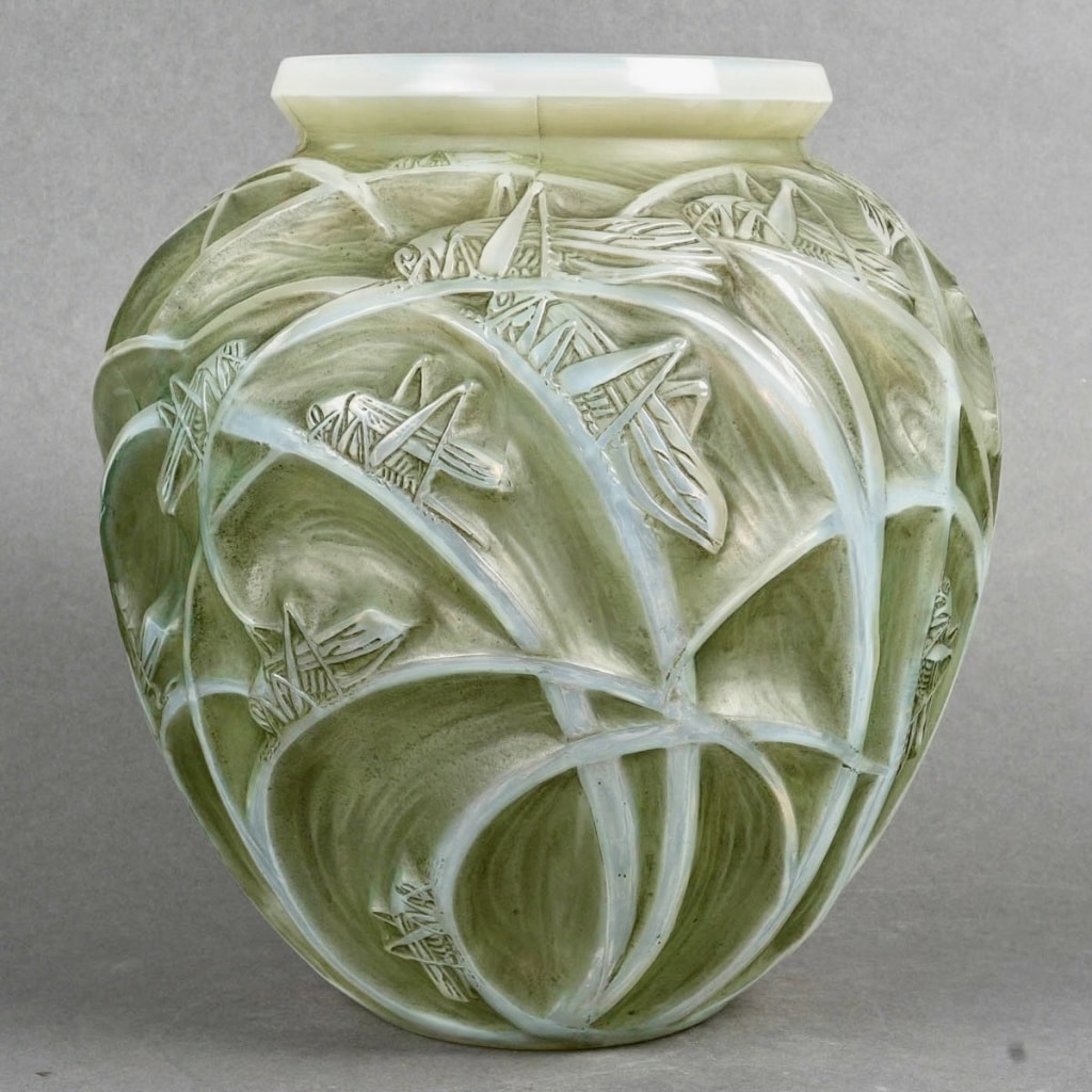 Vase « Sauterelles » verre opalescent patiné vert de René LALIQUE 2