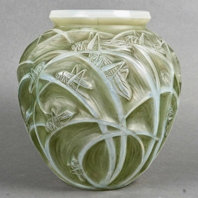 Vase « Sauterelles » verre opalescent patiné vert de René LALIQUE