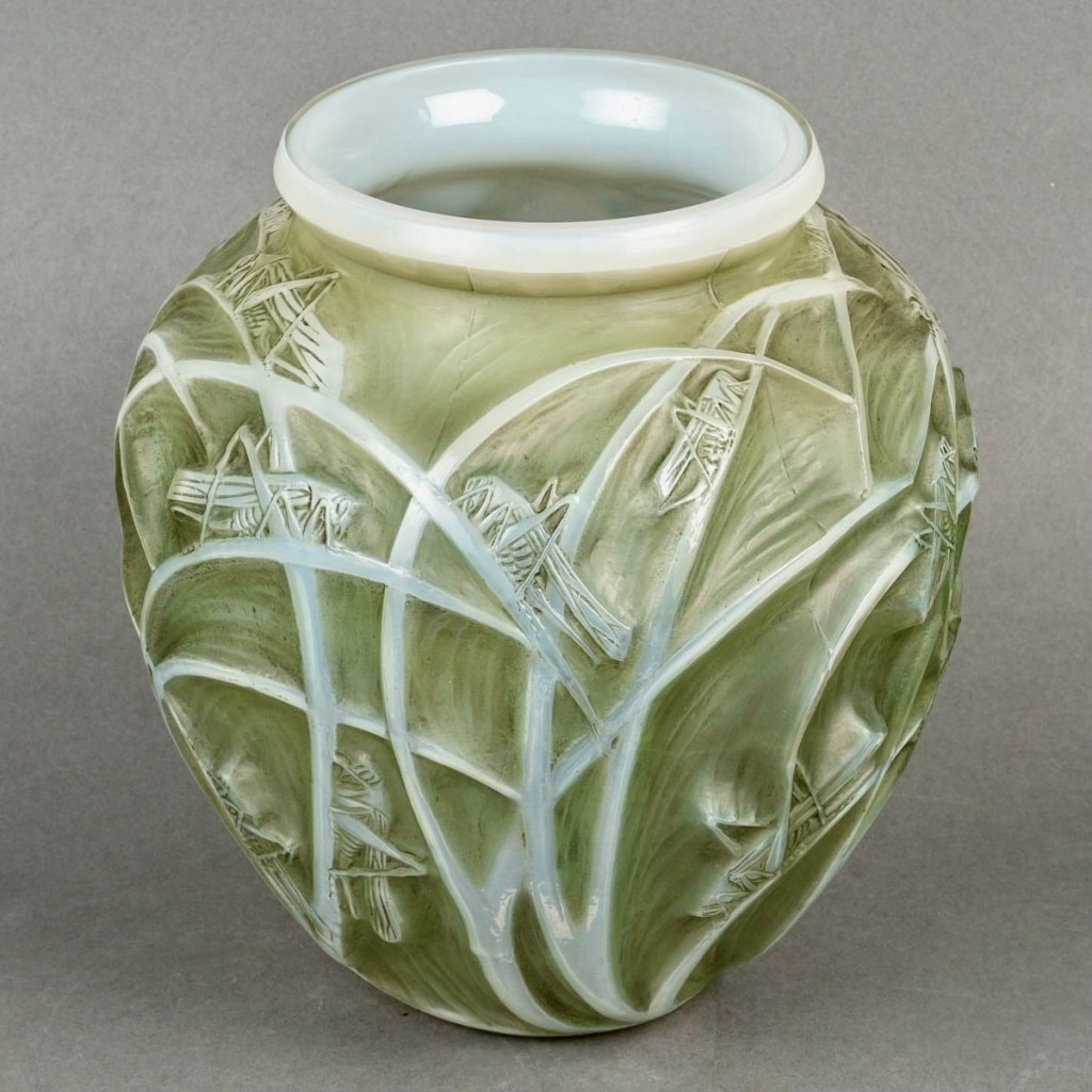 Vase « Sauterelles » verre opalescent patiné vert de René LALIQUE 4