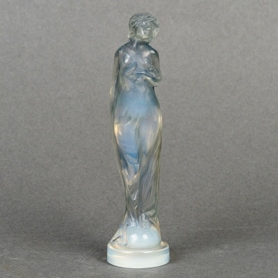 Statuette « Moyenne Voilée » verre opalescent patiné bleu de René LALIQUE