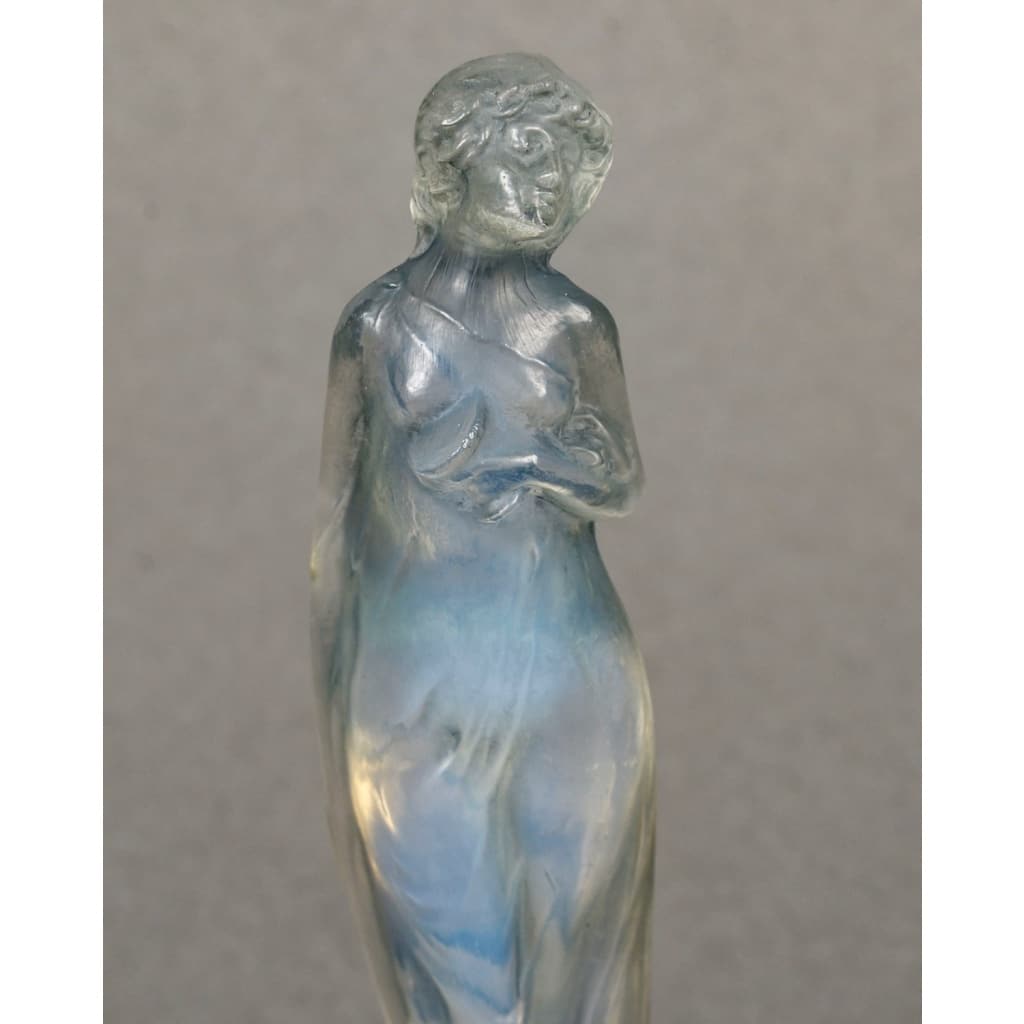 Statuette « Moyenne Voilée » verre opalescent patiné bleu de René LALIQUE 6