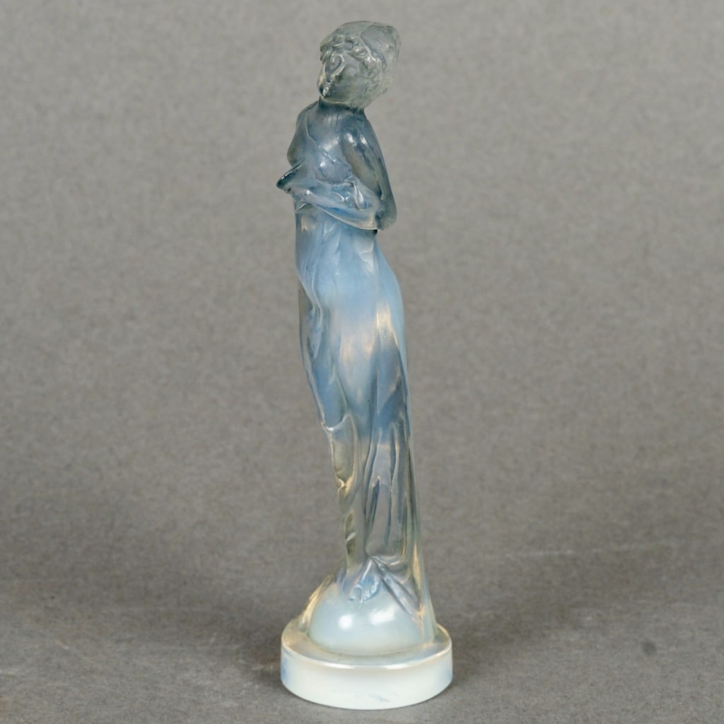 Statuette « Moyenne Voilée » verre opalescent patiné bleu de René LALIQUE 4