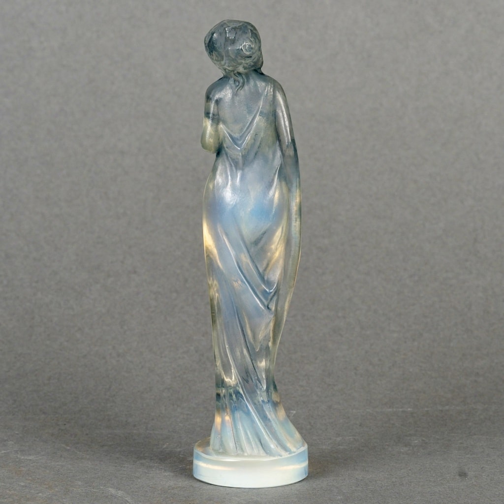 Statuette « Moyenne Voilée » verre opalescent patiné bleu de René LALIQUE 5