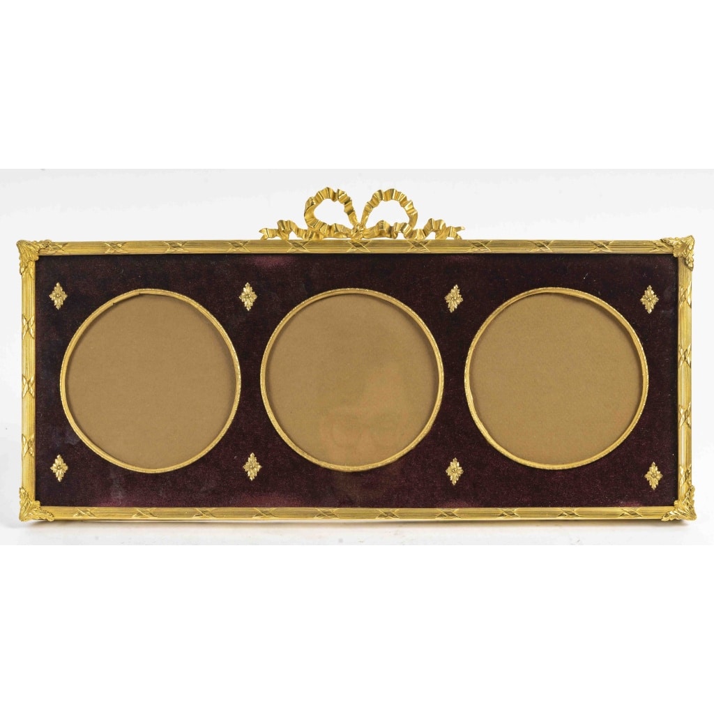 Un cadre photo en bronze doré de style louis XVI, fin XIXème siècle 7