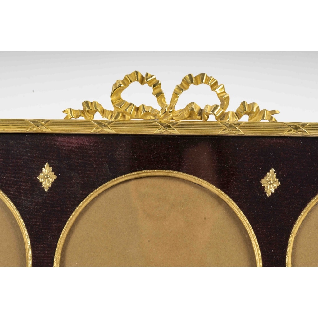 Un cadre photo en bronze doré de style louis XVI, fin XIXème siècle 6