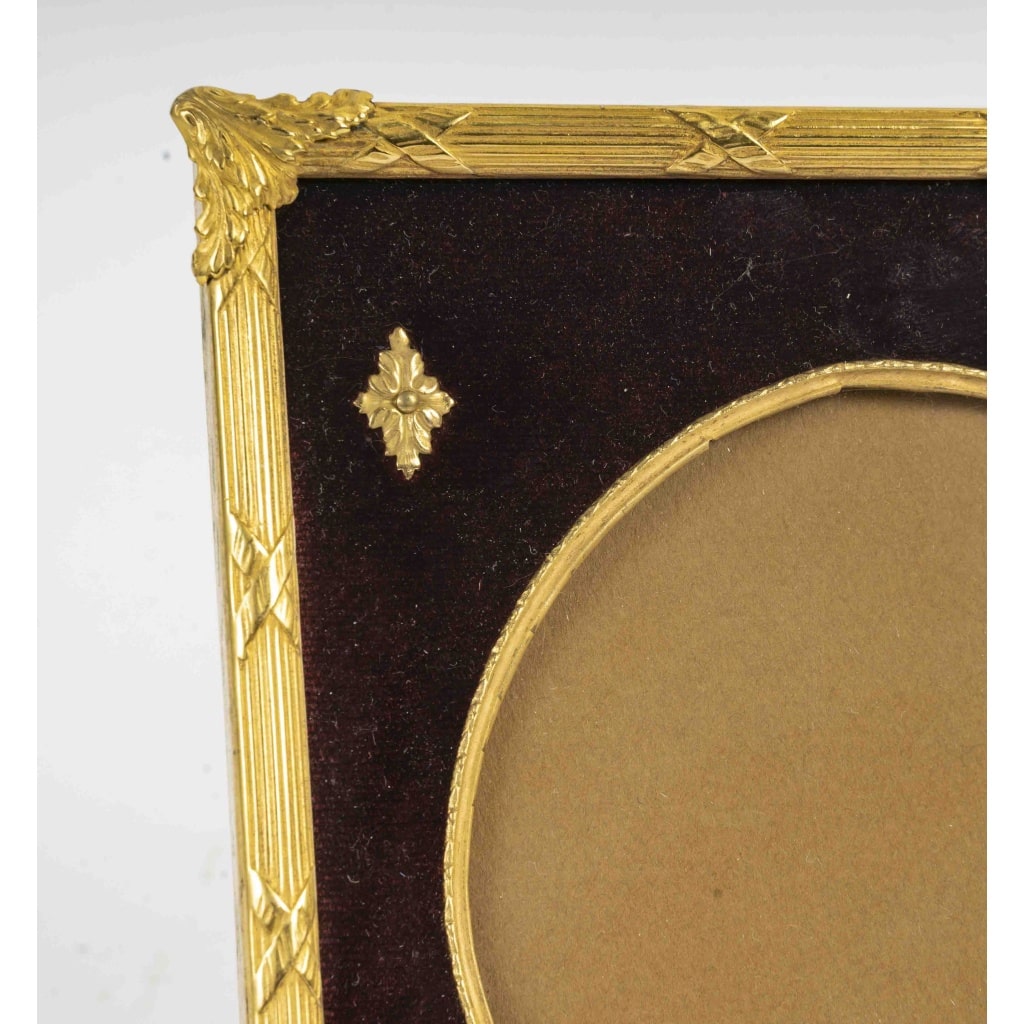 Un cadre photo en bronze doré de style louis XVI, fin XIXème siècle 5