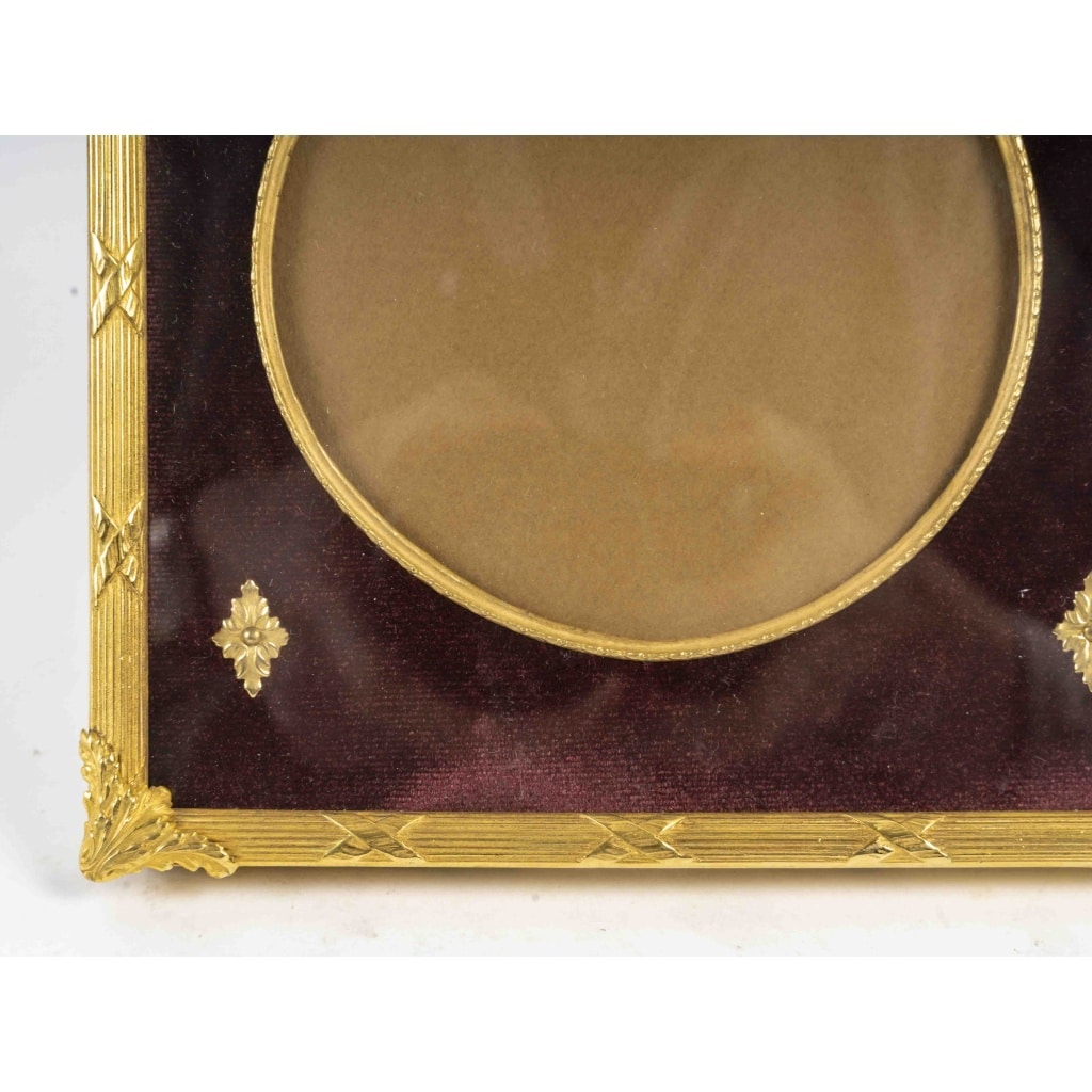 Un cadre photo en bronze doré de style louis XVI, fin XIXème siècle 4