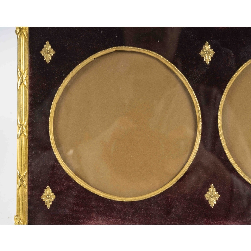 Un cadre photo en bronze doré de style louis XVI, fin XIXème siècle 3