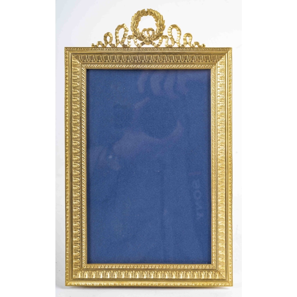 Un cadre photo en bronze doré de style louis XVI, fin XIXème siècle 9