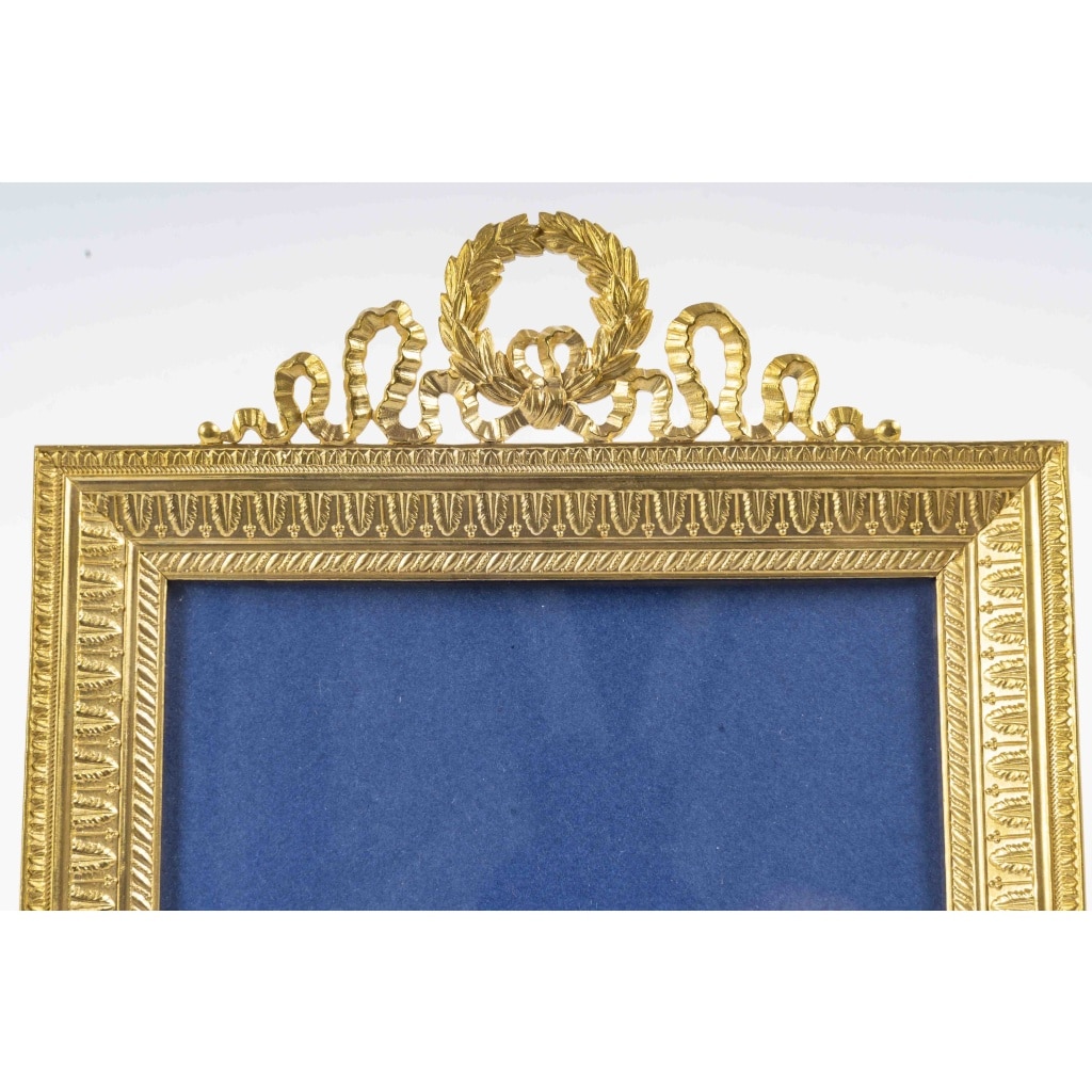 Un cadre photo en bronze doré de style louis XVI, fin XIXème siècle 8