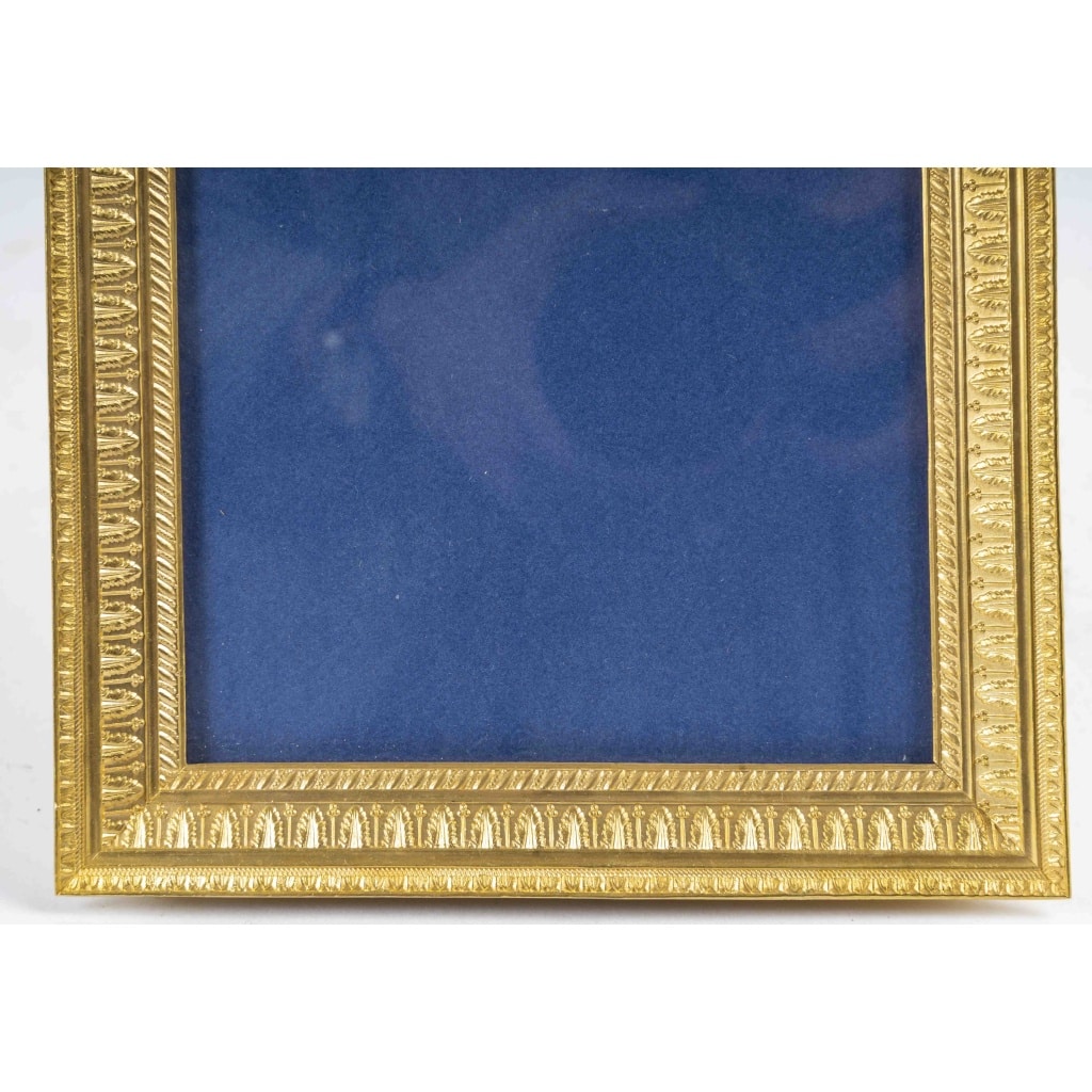 Un cadre photo en bronze doré de style louis XVI, fin XIXème siècle 7