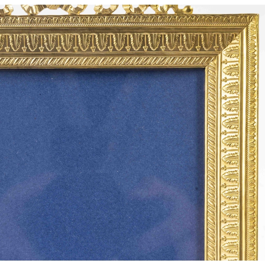 Un cadre photo en bronze doré de style louis XVI, fin XIXème siècle 6