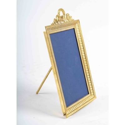 Un cadre photo en bronze doré de style louis XVI, fin XIXème siècle