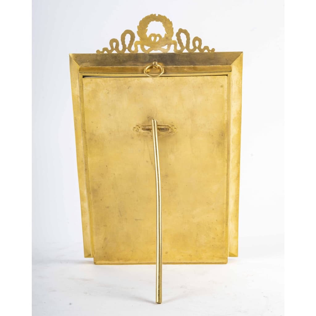 Un cadre photo en bronze doré de style louis XVI, fin XIXème siècle 5