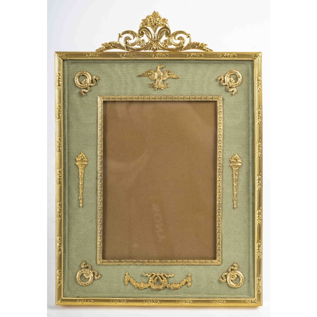 Un cadre photo en bronze doré de style louis XVI, fin XIXème siècle 4