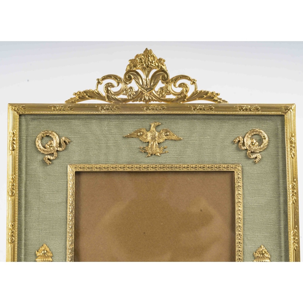Un cadre photo en bronze doré de style louis XVI, fin XIXème siècle 3