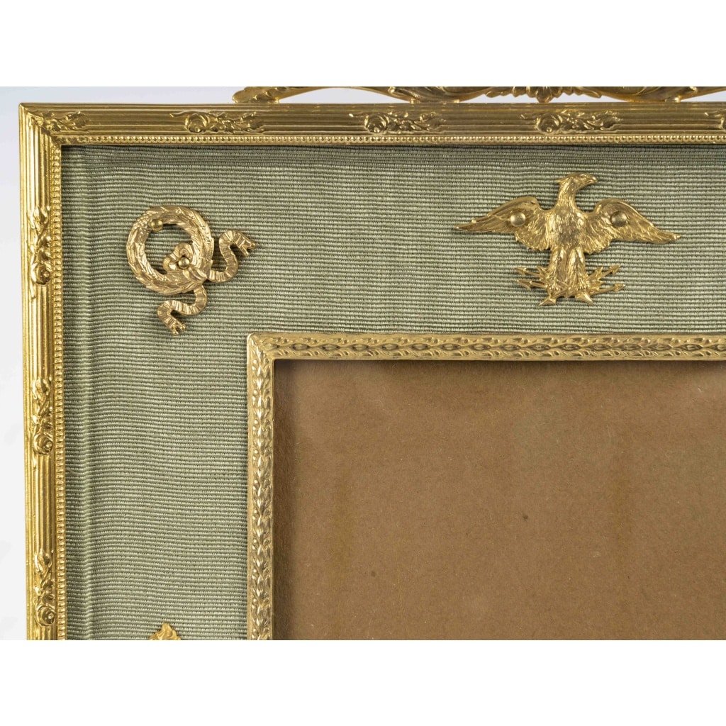Un cadre photo en bronze doré de style louis XVI, fin XIXème siècle 12