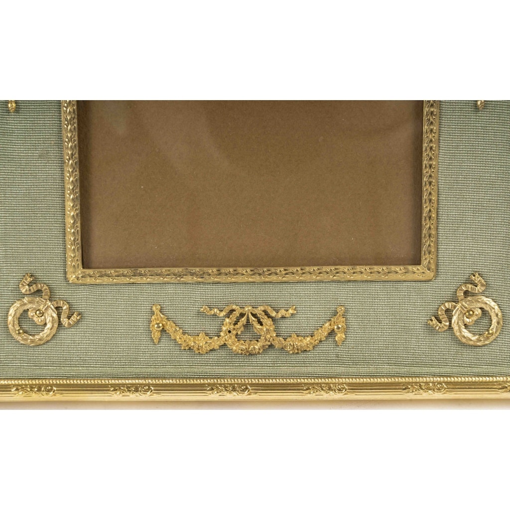 Un cadre photo en bronze doré de style louis XVI, fin XIXème siècle 11