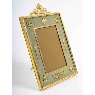 Un cadre photo en bronze doré de style louis XVI, fin XIXème siècle