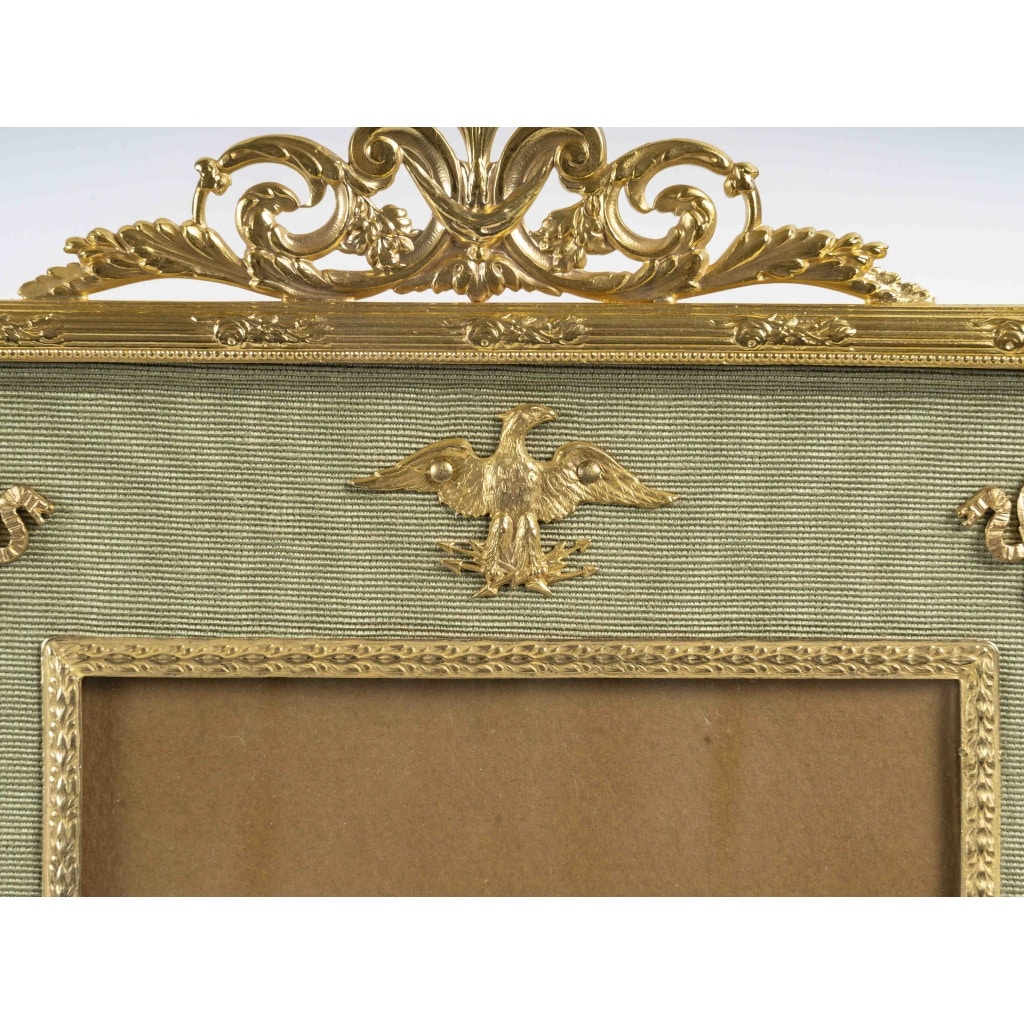Un cadre photo en bronze doré de style louis XVI, fin XIXème siècle 9