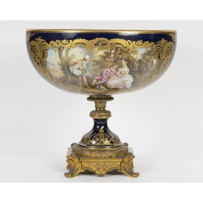 Grande coupe centre de table en porcelaine dans le goût de Sèvres, XIXᵉ siècle