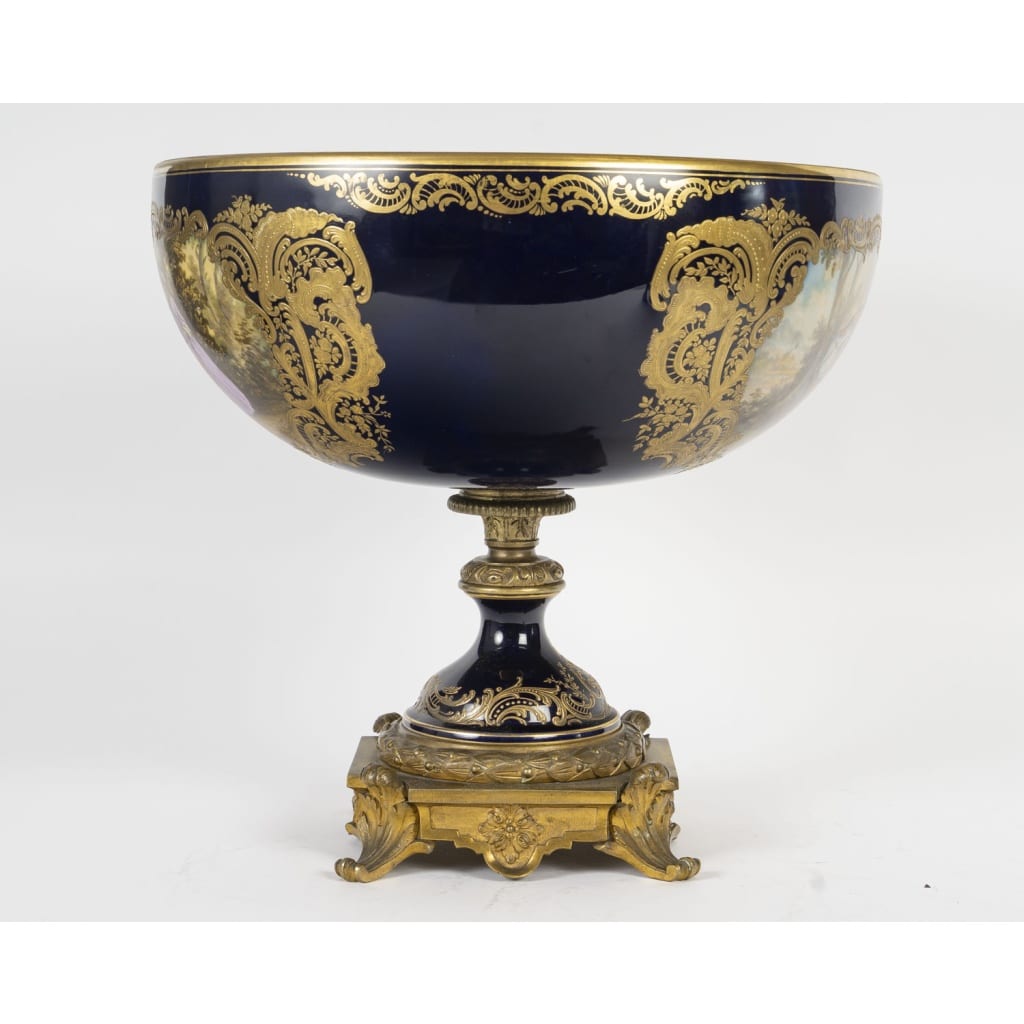 Grande coupe centre de table en porcelaine dans le goût de Sèvres, XIXᵉ siècle 6
