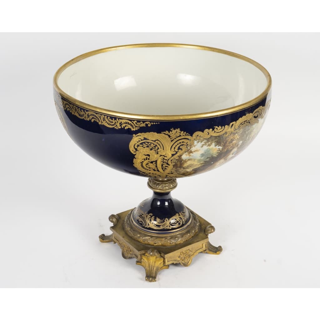 Grande coupe centre de table en porcelaine dans le goût de Sèvres, XIXᵉ siècle 9