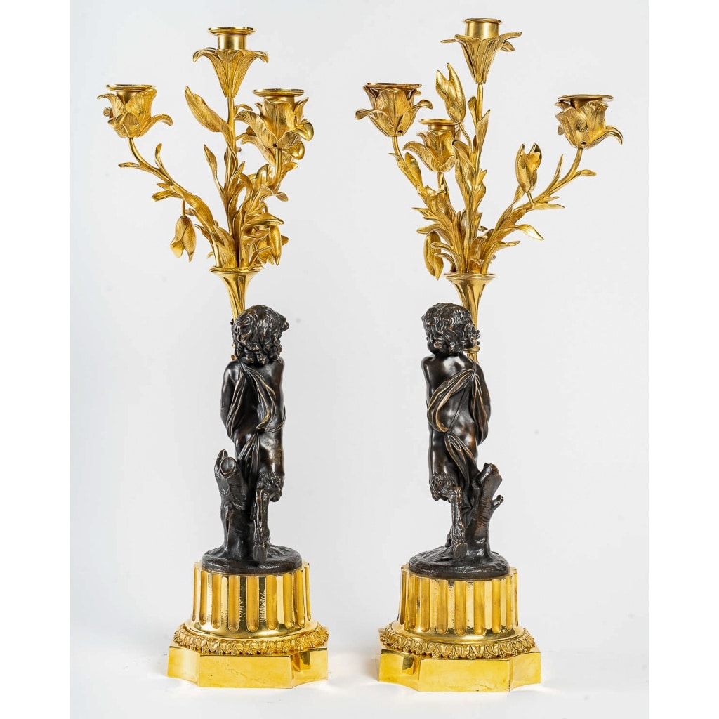 Paire de candélabres de style Louis XVI en bronze à décor de Faunes, montés en lampes 8