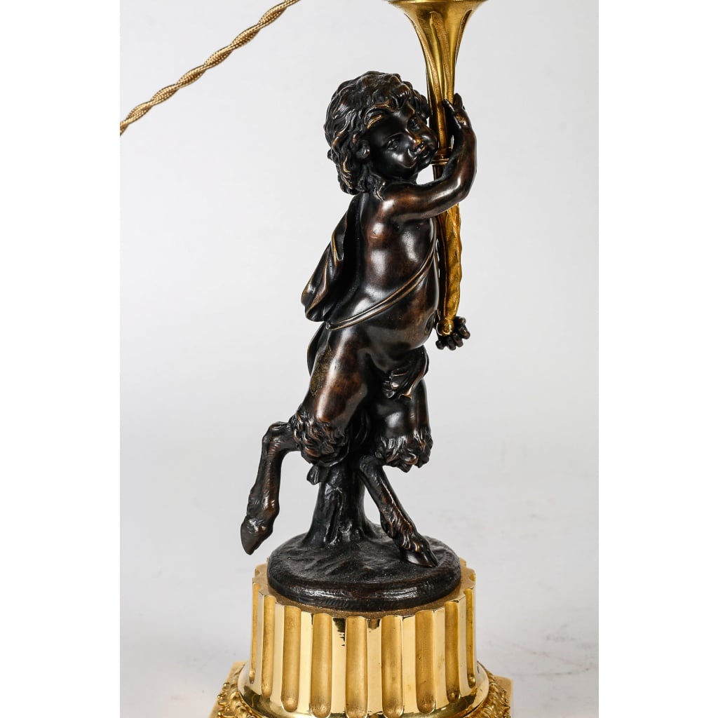 Paire de candélabres de style Louis XVI en bronze à décor de Faunes, montés en lampes 4