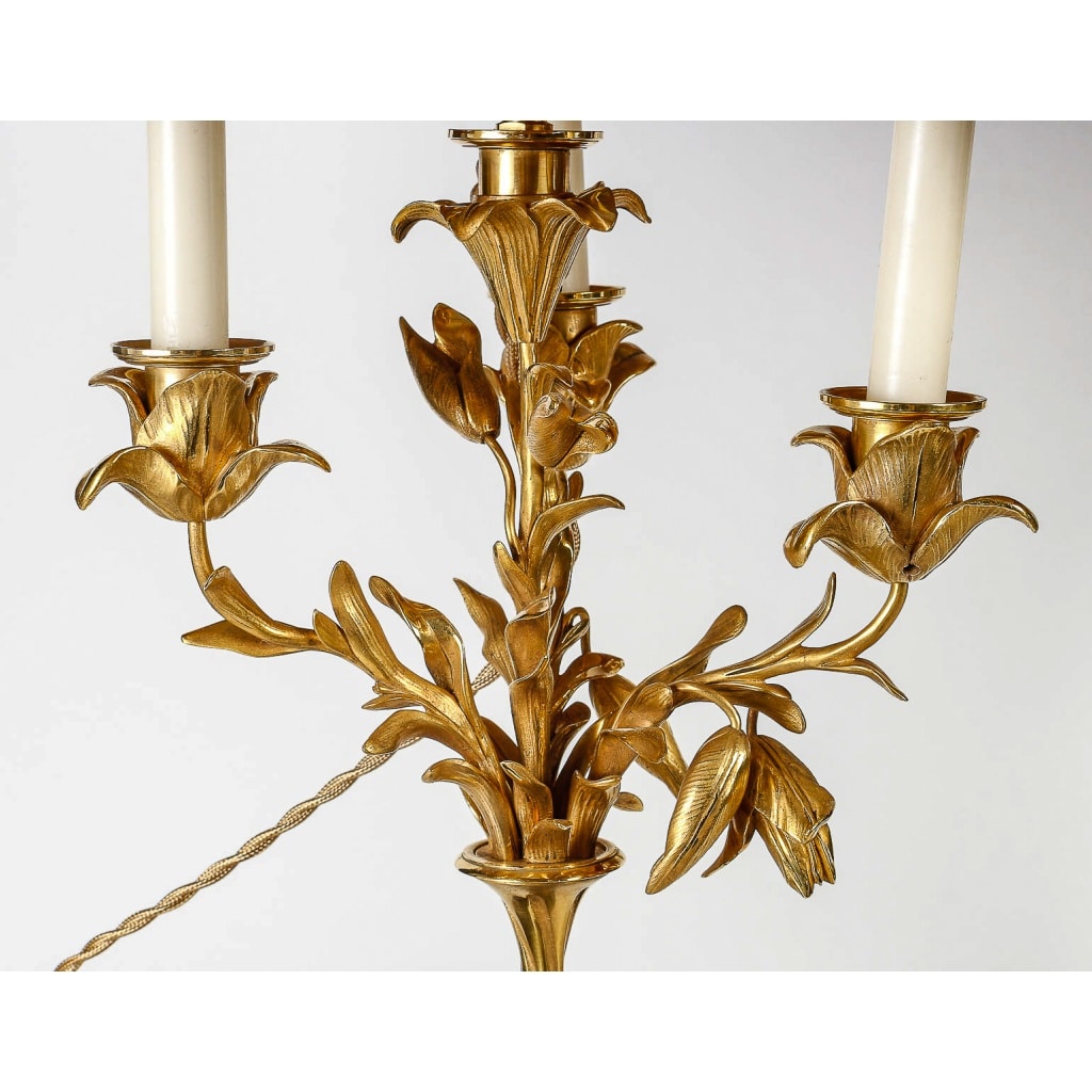 Paire de candélabres de style Louis XVI en bronze à décor de Faunes, montés en lampes 10