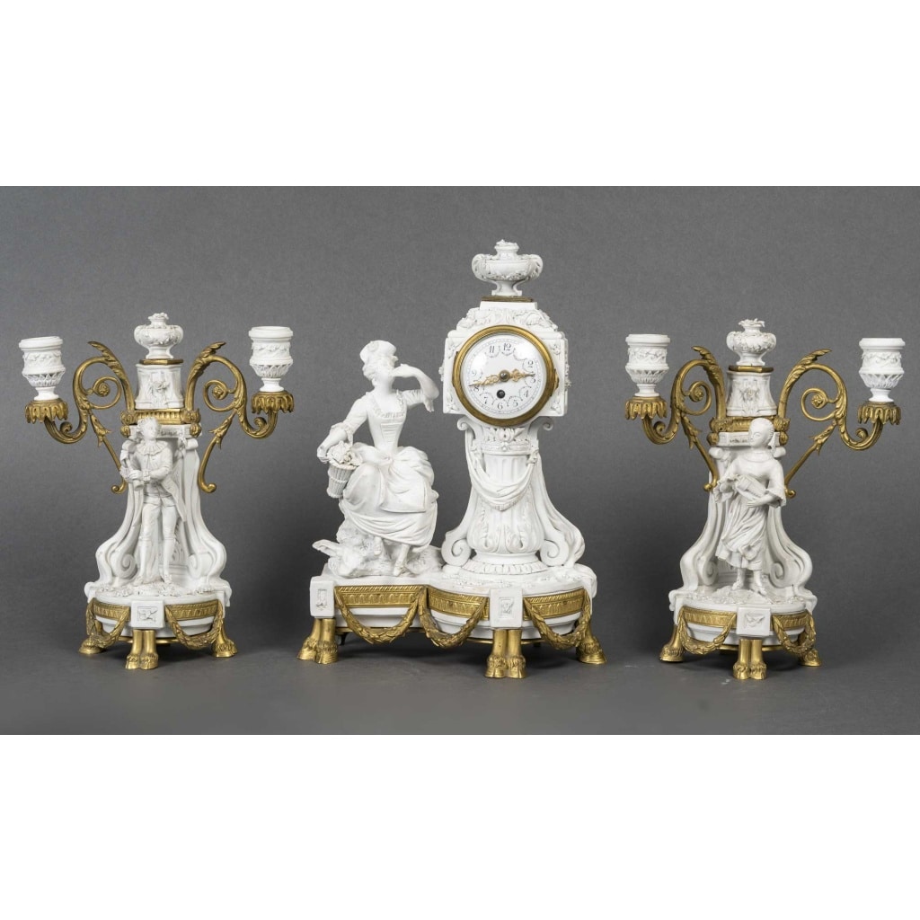 Garniture de cheminée en biscuit et bronze doré – Signée Lesueur – Style Louis XVI, fin XIXe siècle 2