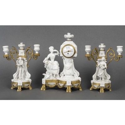 Garniture de cheminée en biscuit et bronze doré – Signée Lesueur – Style Louis XVI, fin XIXe siècle 2