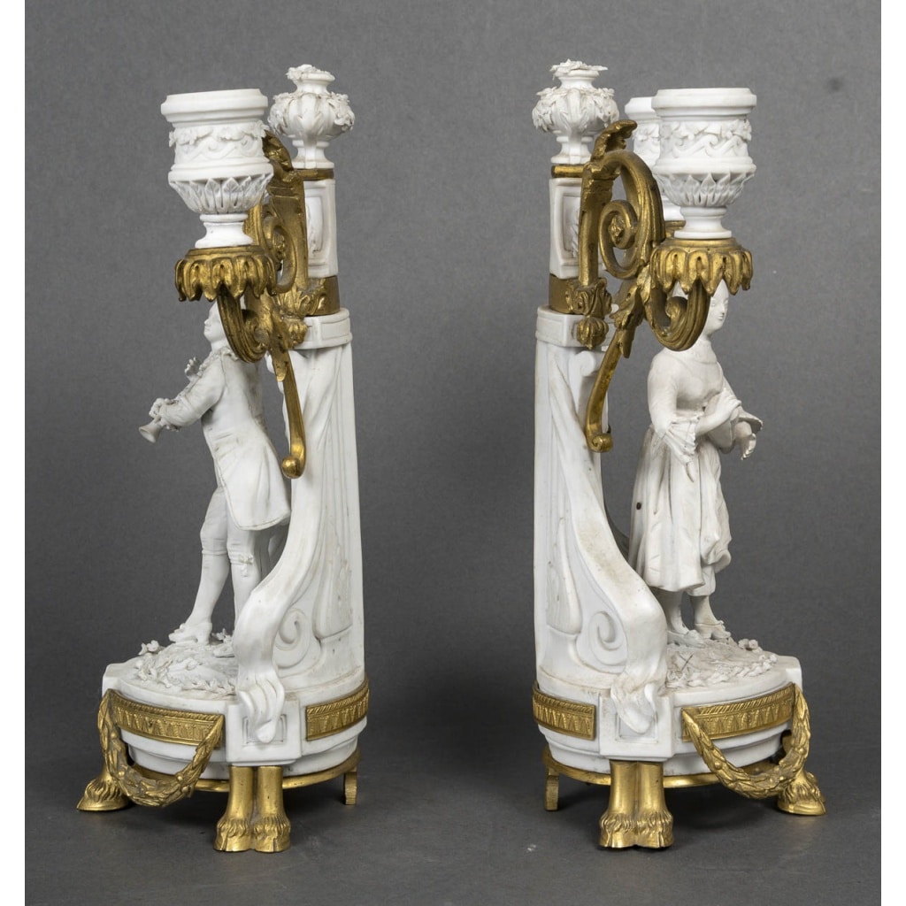 Garniture de cheminée en biscuit et bronze doré – Signée Lesueur – Style Louis XVI, fin XIXe siècle 11
