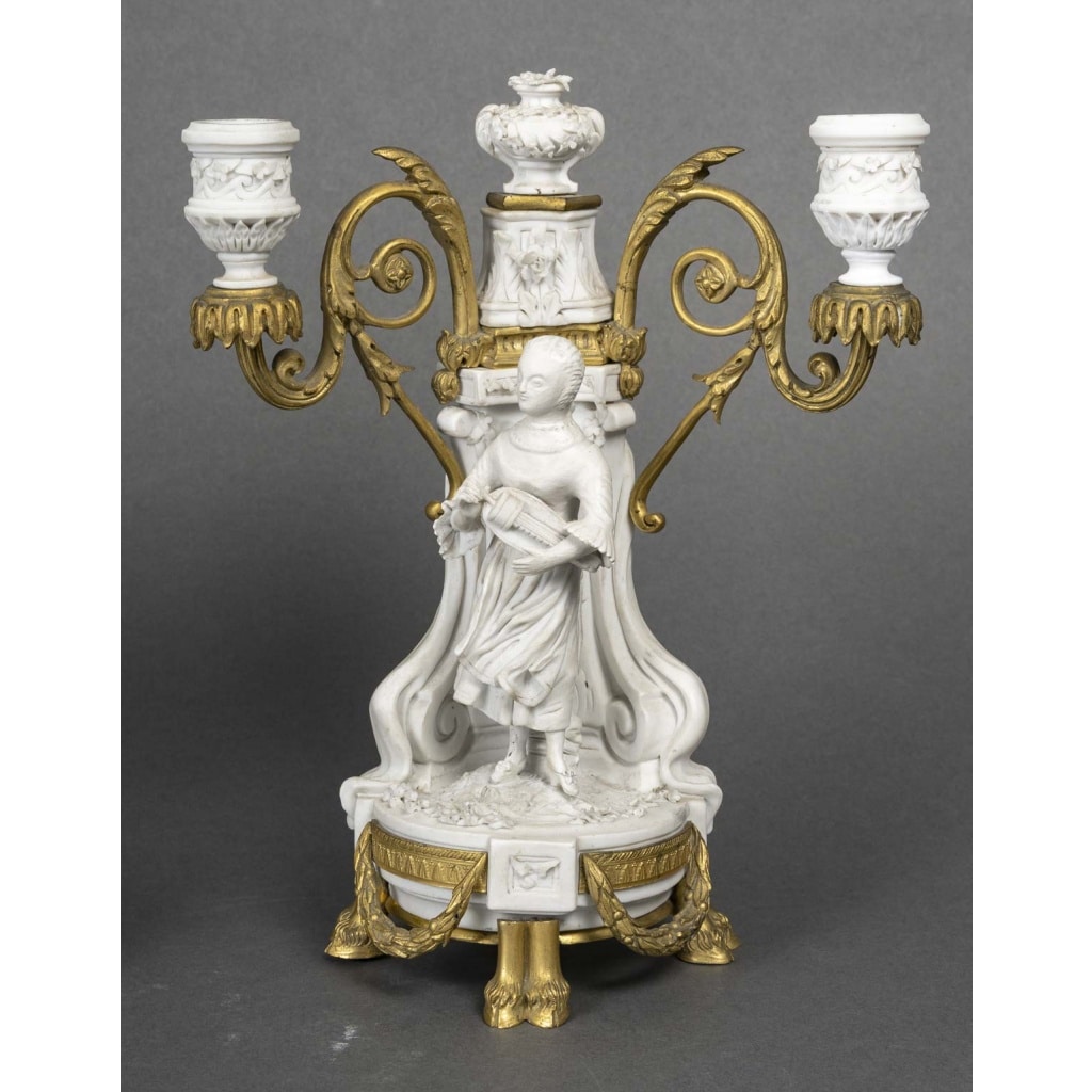 Garniture de cheminée en biscuit et bronze doré – Signée Lesueur – Style Louis XVI, fin XIXe siècle 3