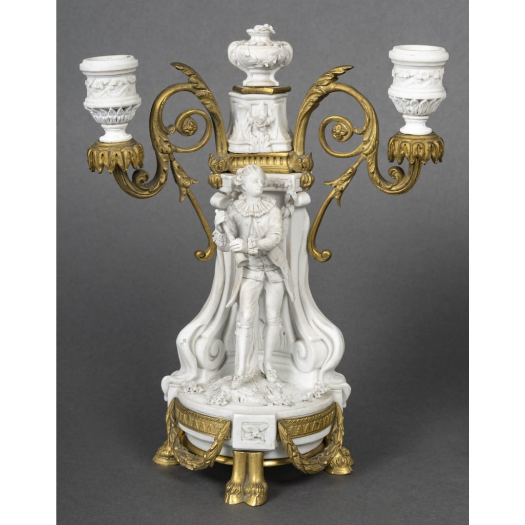 Garniture de cheminée en biscuit et bronze doré – Signée Lesueur – Style Louis XVI, fin XIXe siècle 6
