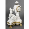 Garniture de cheminée en biscuit et bronze doré – Signée Lesueur – Style Louis XVI, fin XIXe siècle 20
