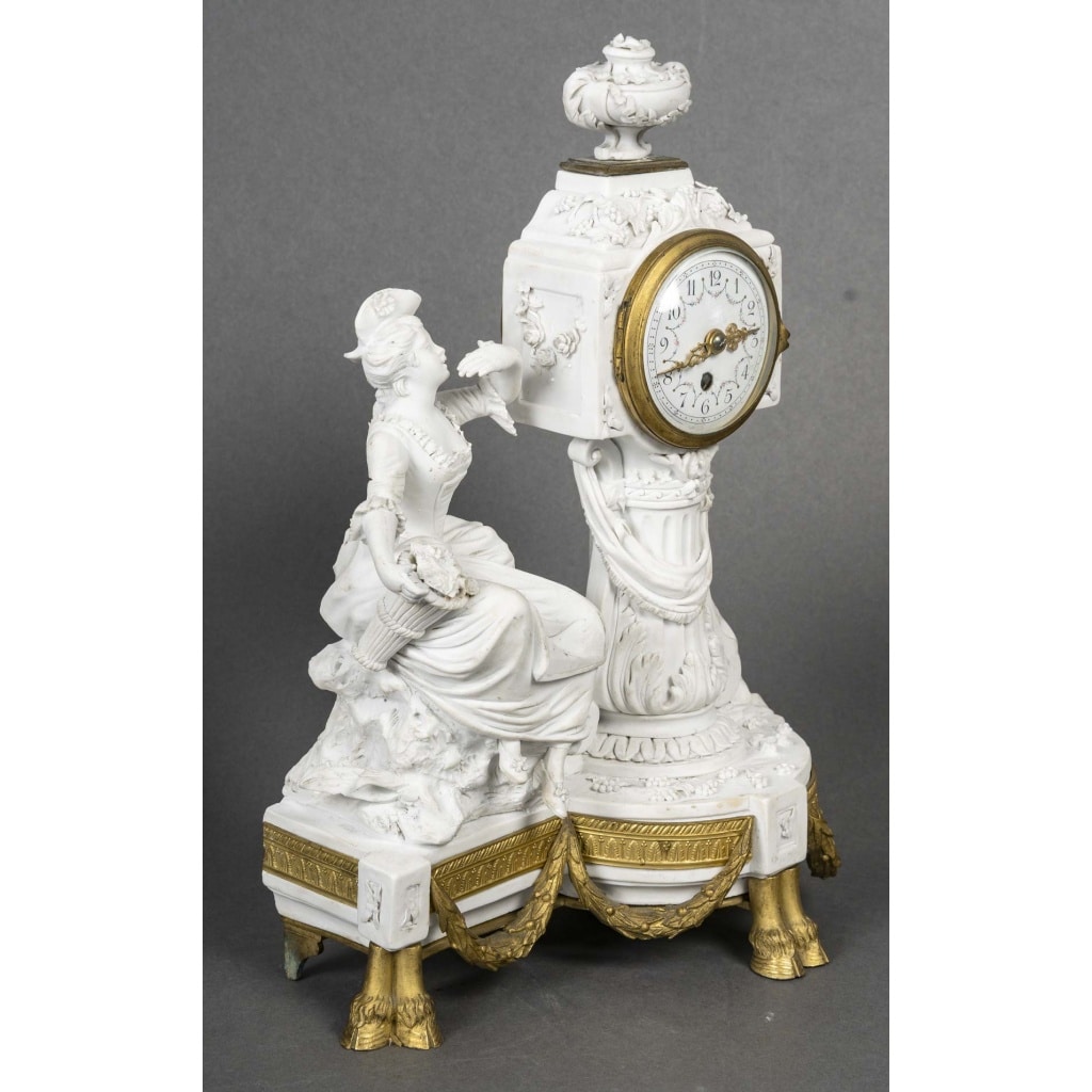 Garniture de cheminée en biscuit et bronze doré – Signée Lesueur – Style Louis XVI, fin XIXe siècle 9