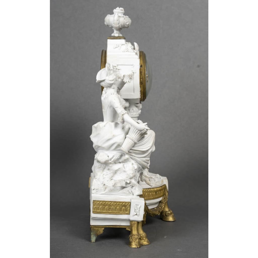 Garniture de cheminée en biscuit et bronze doré – Signée Lesueur – Style Louis XVI, fin XIXe siècle 12