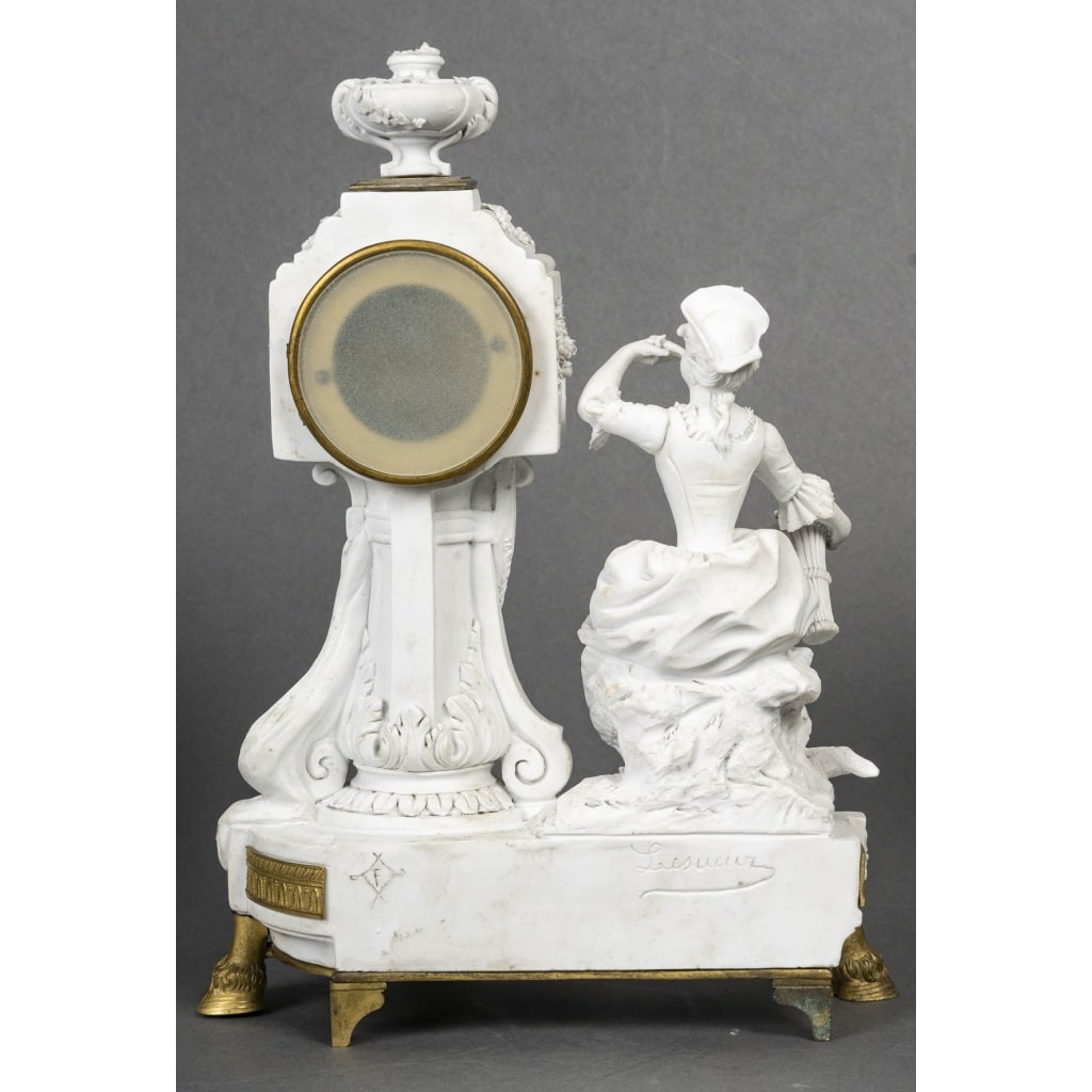 Garniture de cheminée en biscuit et bronze doré – Signée Lesueur – Style Louis XVI, fin XIXe siècle 5