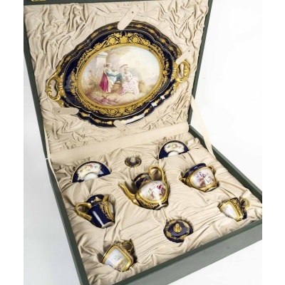 Service à café en porcelaine de Sèvres – Époque Napoléon III, XIXᵉ siècle – présenté dans un coffret