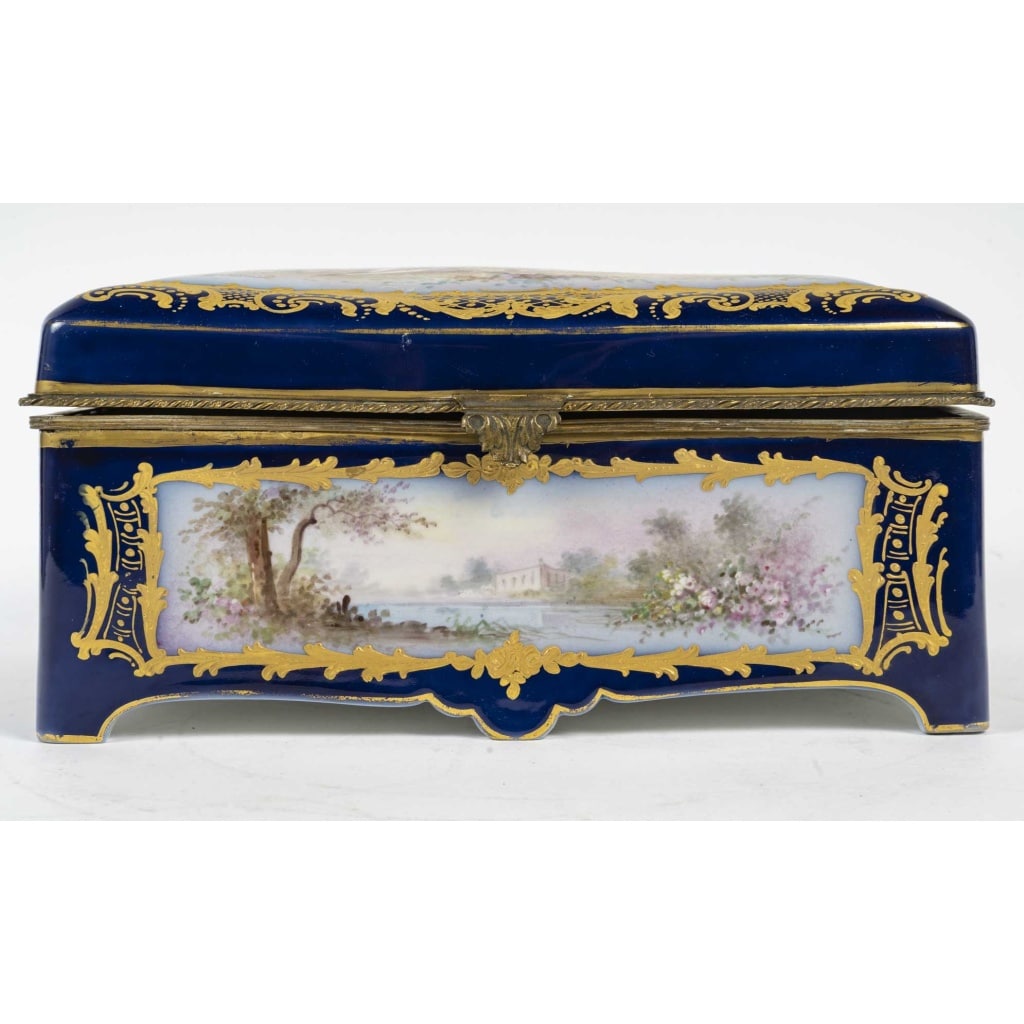 Boîte en porcelaine peinte à la main, style Louis XV – Époque XIXᵉ siècle 4