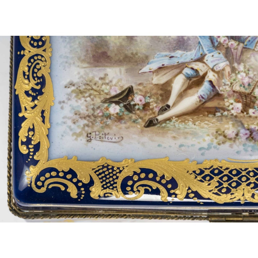 Boîte en porcelaine peinte à la main, style Louis XV – Époque XIXᵉ siècle 5