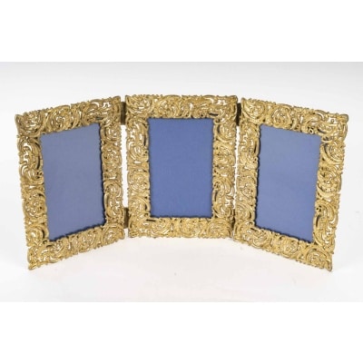 Cadre triptyque en métal doré ajouré – Style Rococo – Époque début XXᵉ siècle