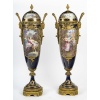 Paire de grands cassolettes couvertes en porcelaine de Sèvres, style Louis XVI – Époque XIXᵉ siècle 9