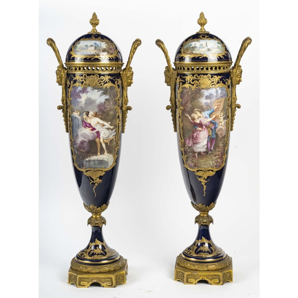 Paire de grands cassolettes couvertes en porcelaine de Sèvres, style Louis XVI – Époque XIXᵉ siècle 2